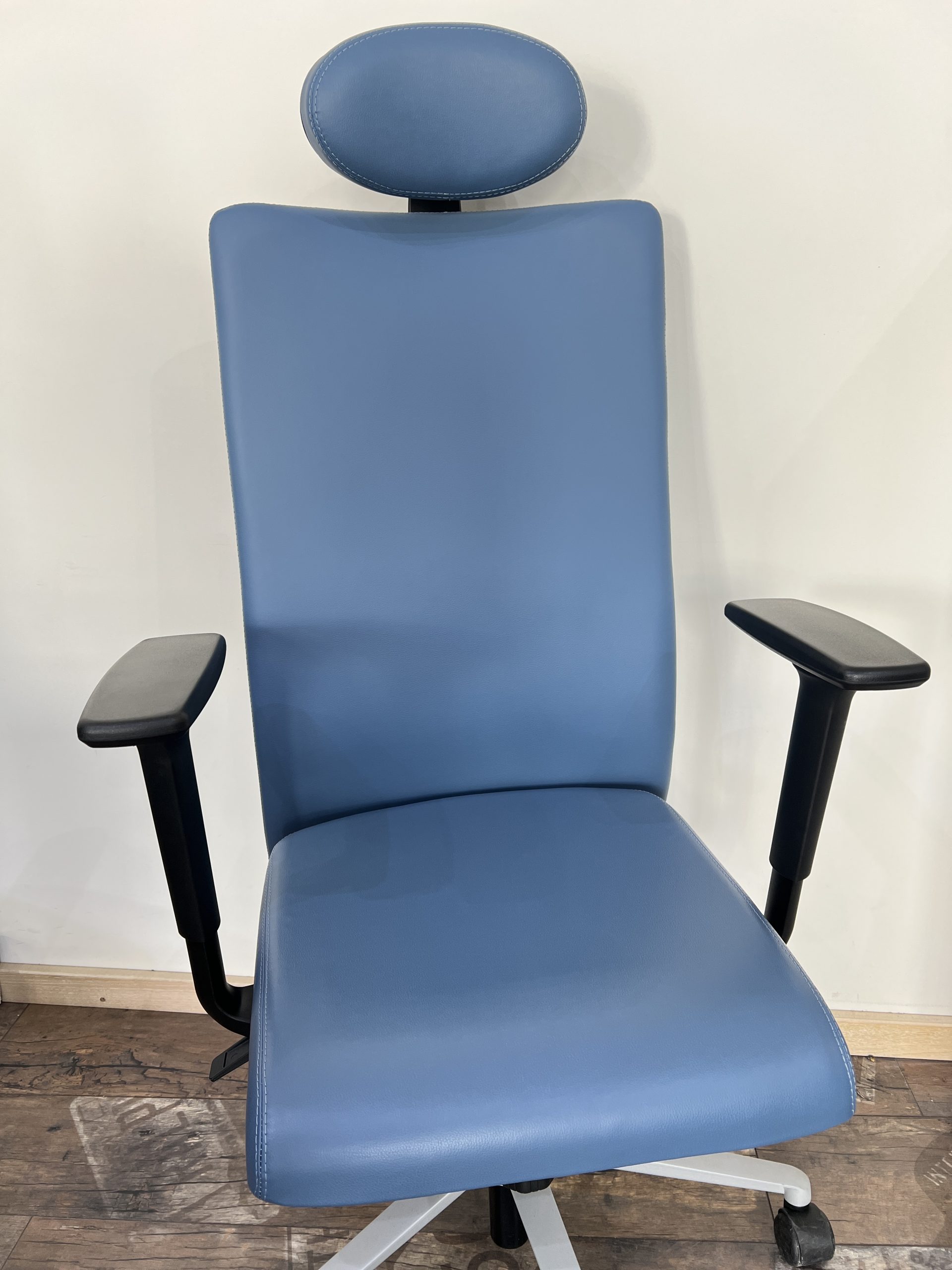 Εκθεσιακό Διευθυντικό Κάθισμα Dromeas Smart D Με Προσκέφαλο Δερματίνη Μπλε Πεντάνευρο Βαμμένο Γκρι